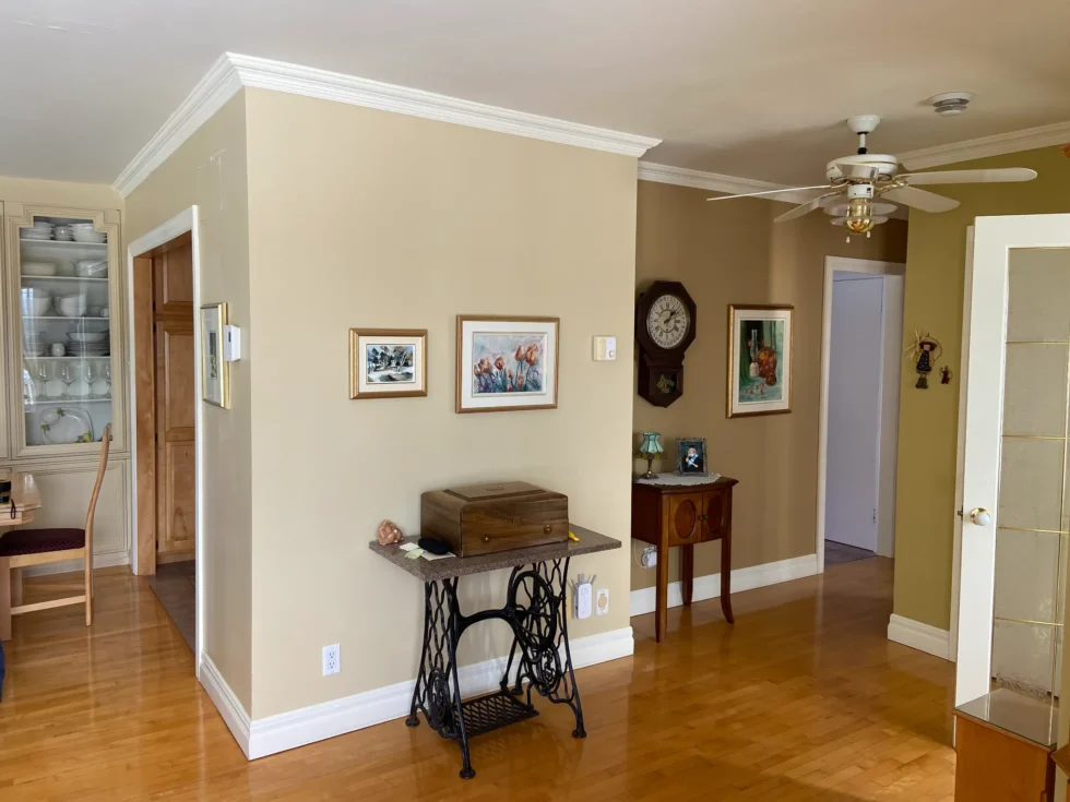 Vue d’une salle à manger classique aux murs beige avec mobilier traditionnel – image avant rénovation.